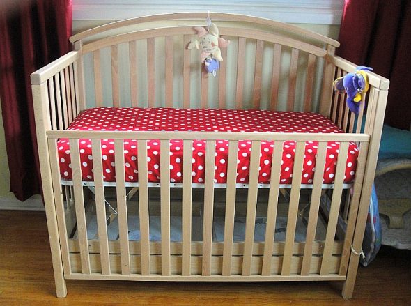 вариант детской деревянной кроватки