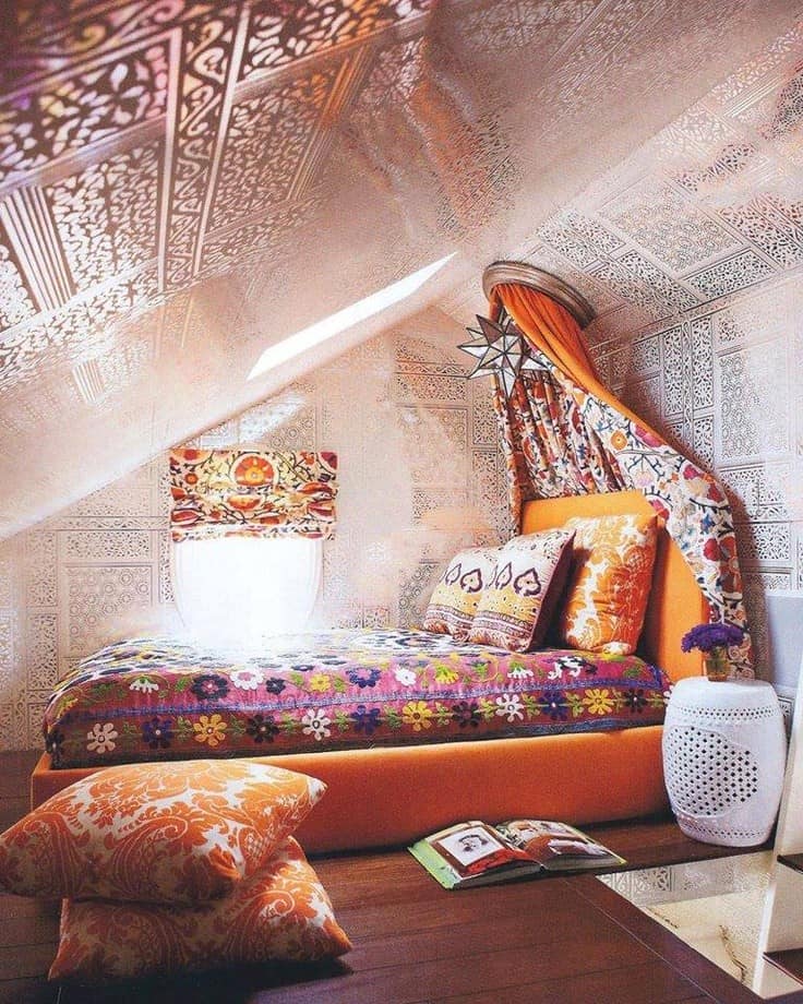 Красивая спальня на чердаке в восточном стиле