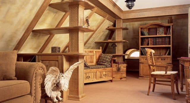 Комната над крышей с деревянной мебелью