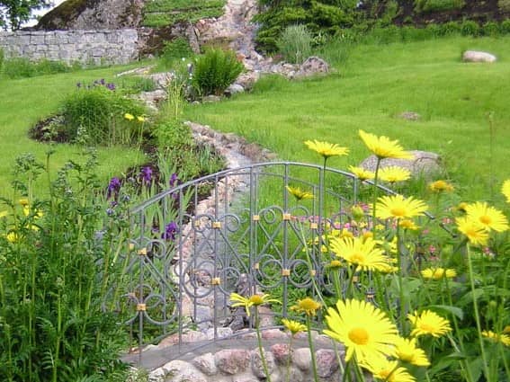 Мостик и цветы для украшения сухого ручья фото