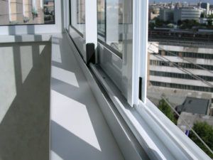 Установка балконных рам из алюминия