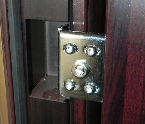 Двери со скрытыми петлями: особенности и преимущества