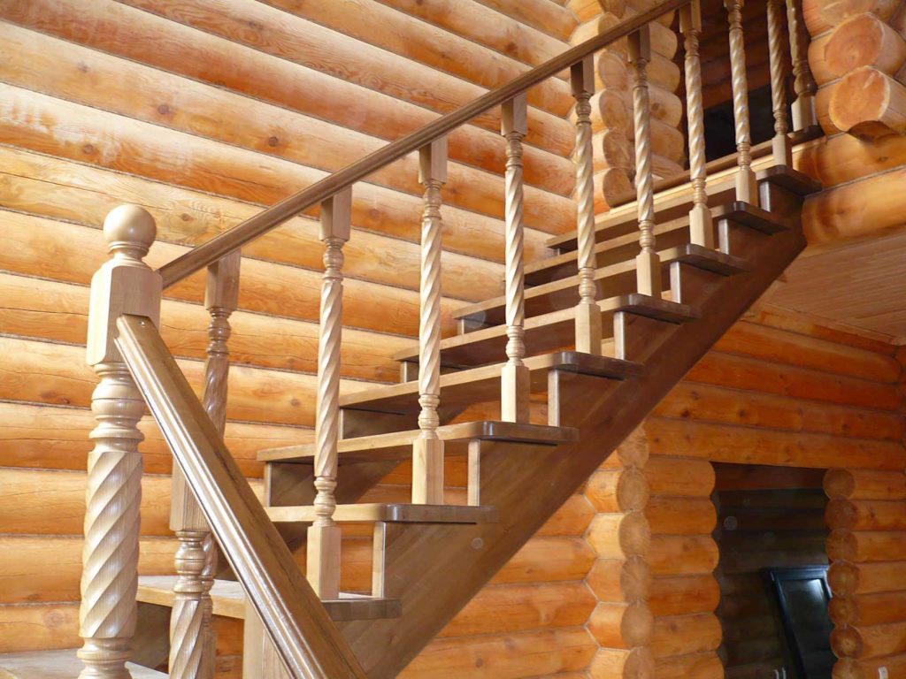 Лестница из дерева на дачу