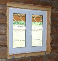 Пластиковое окно, установленное в деревянном доме