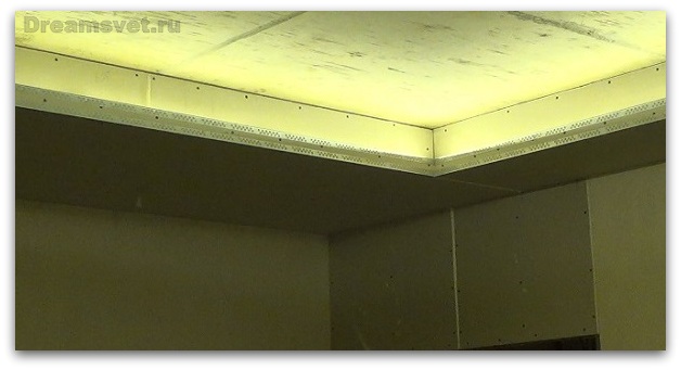 Короб из гипсокартона на потолке с подсветкой