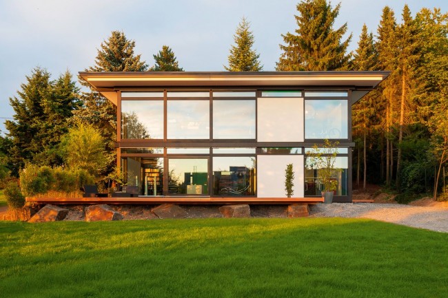 Современный стеклянный фахверковый дом с плоской крышей