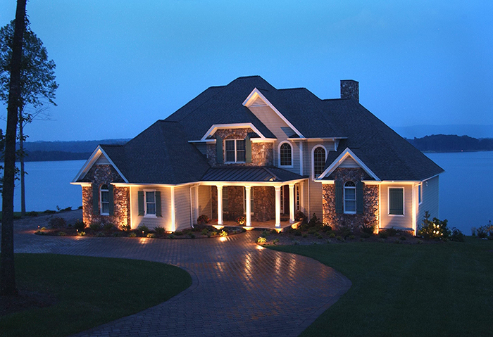 Скрытая подсветка отдельных фасадных элементов используется для выделения светом карнизов крыш или нижней плоскости балконных плит