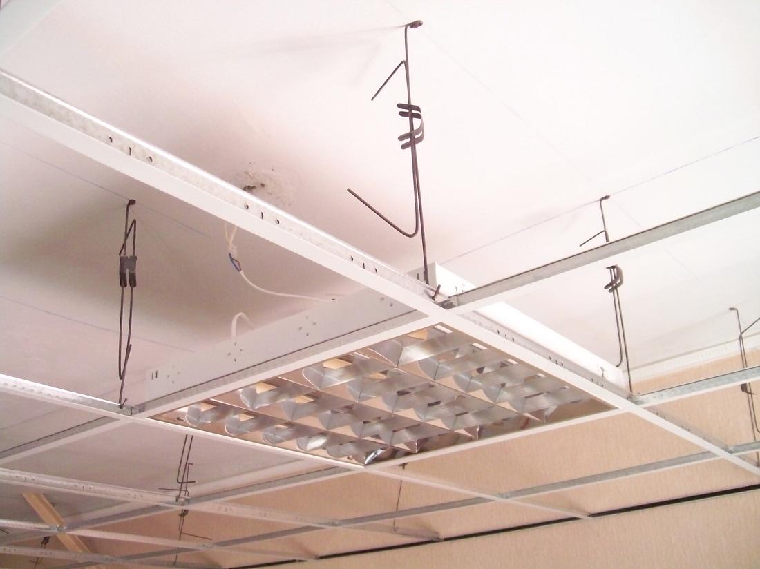 Монтаж встраиваемых светильников в подвесной потолок Армстронг осуществляется перед началом монтажа плит потолка 