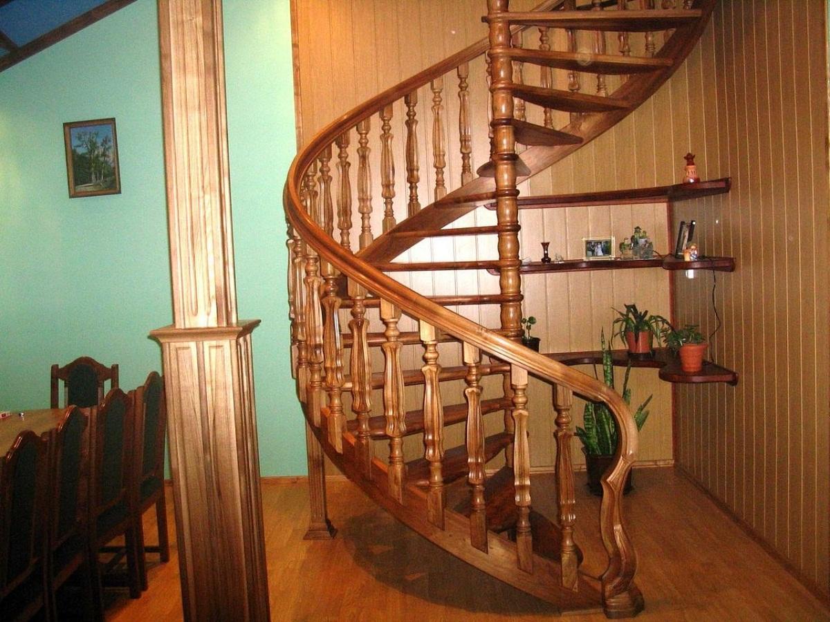 Среди преимуществ деревянной межэтажной лестницы стоит отметить экологичность и отличные эстетические качества 