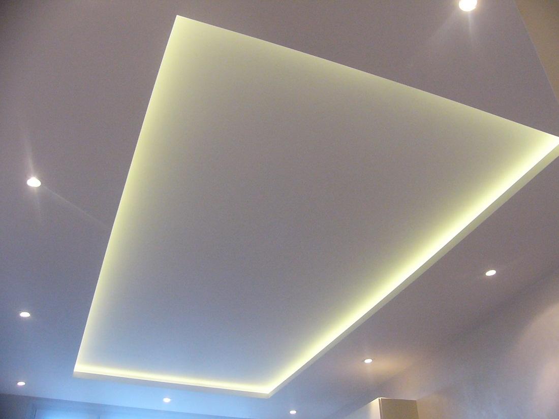 Для монтажа подсветки необходимо разместить неоновую ленту по периметру заранее подготовленной ниши из гипсокартона на потолке 