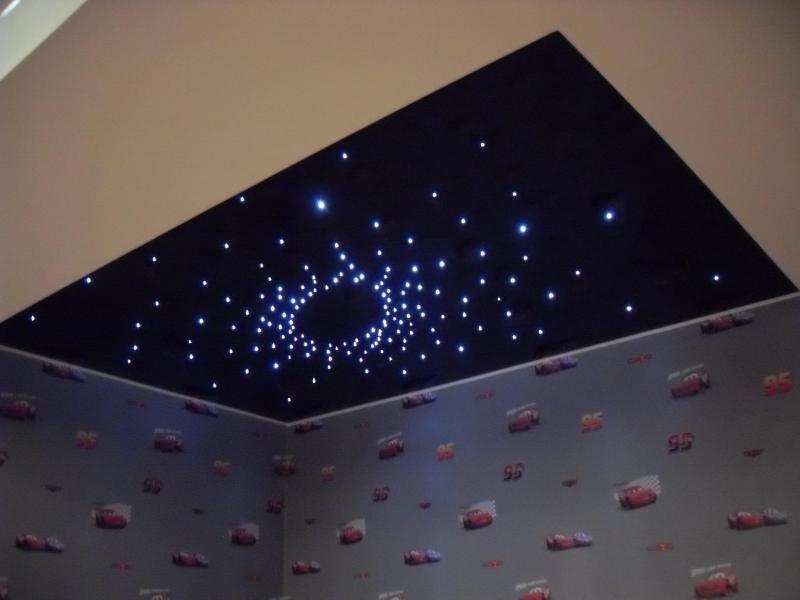 Самостоятельно сделать звездное небо на потолке можно при помощи красивых флуоресцентных обоев