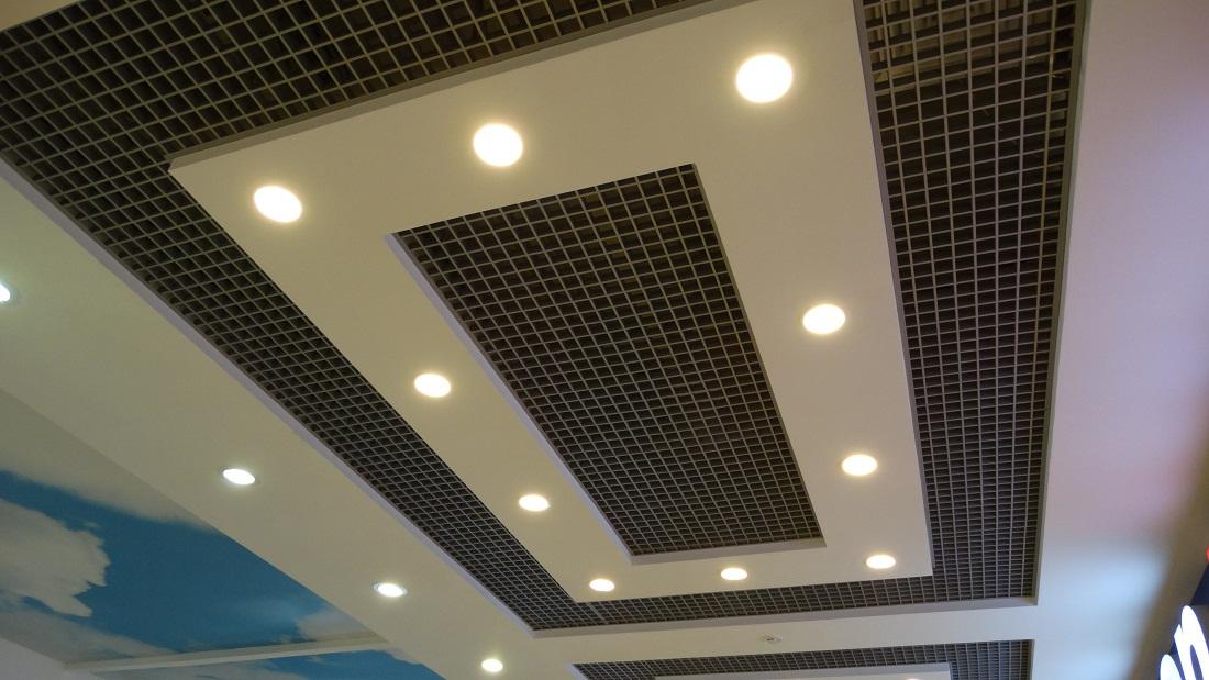 Если помещение большое, то лучше выбирать лампы с максимальной мощностью и размещать их по периметру потолка 