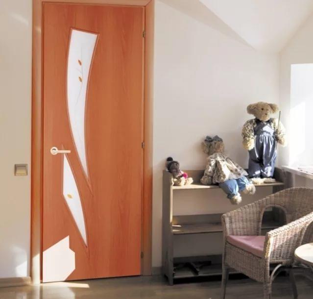 Выбирая межкомнатные ламинированные двери, необходимо учитывать тип покрытия двери и их наполнитель