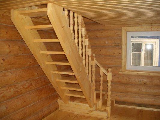 Установить деревянную лестницу несложно, с чем прекрасно справятся даже новички