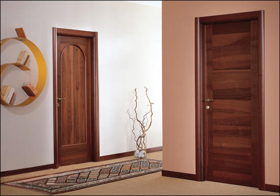 Многие предпочитают устанавливать шпонированные двери, поскольку они красиво смотрятся в интерьере 