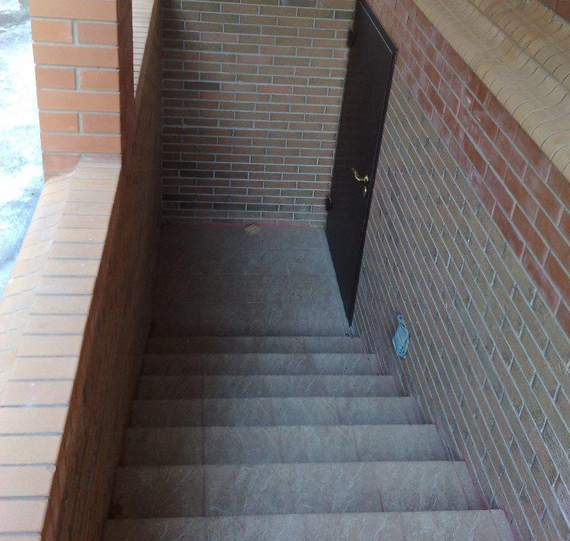 Одним из важных элементов частного дома является лестница в подвал 