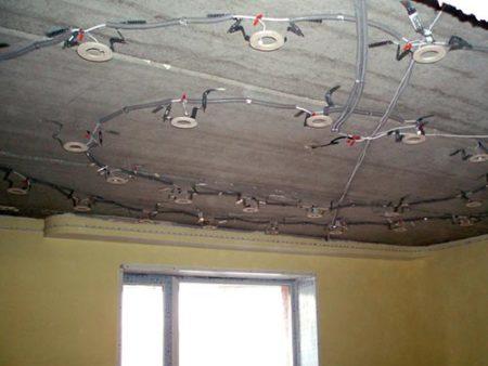 На сегодняшний день потолок является наиболее популярным местом для разведения электропроводки