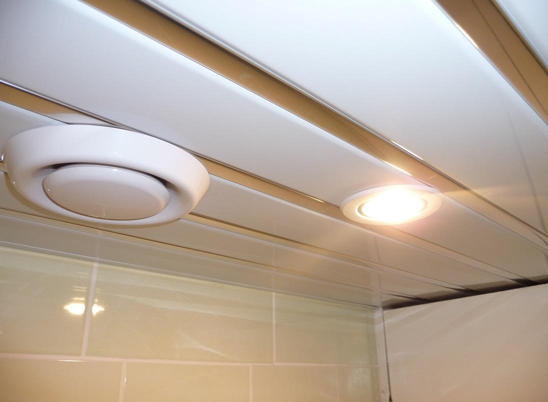 Выбранная модель светильника должна гармонично дополнять потолок 