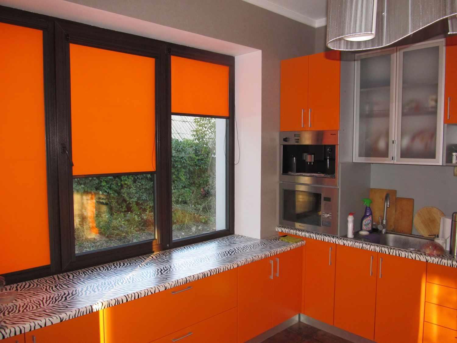 Довольно часто кухня является самой маленькой комнатой во всей квартире: для помещения, где важен каждый сантиметр, отлично подойдут рулонные шторы