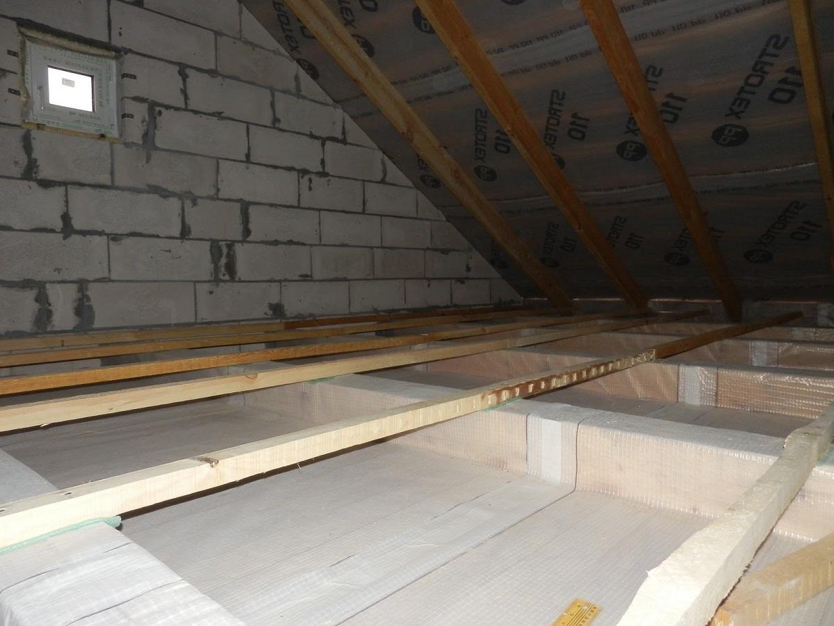 Защитить деревянные перекрытия между этажами от негативного воздействия влаги можно с помощью клеенки 