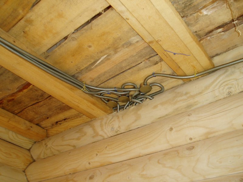 Проводка в деревянном доме своими руками на потолке
