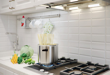 Встроенная вытяжка экономит кухонное пространство и делает интерьер более стильным