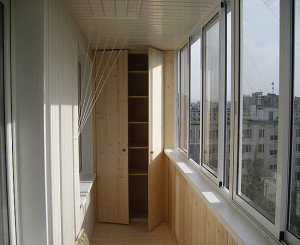 Встроенный шкаф на балконе 
