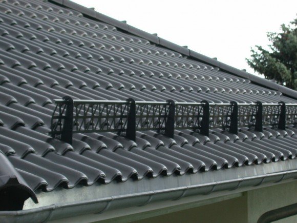 Решетчатые снегозадержатели на крыше