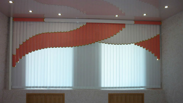 Вертикальные жалюзи на пластиковый профиль окна не ставят, их крепят на стену или потолок