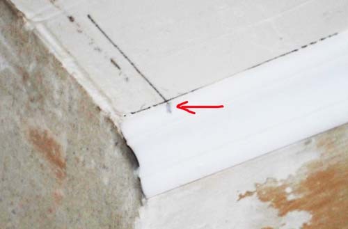 Как обрезать потолочный плинтус с помощью разметки на потолке 3