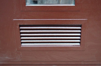 vhodnye-metallicheskie-dveri-s-ventilyatsionnoy-reshetkoy