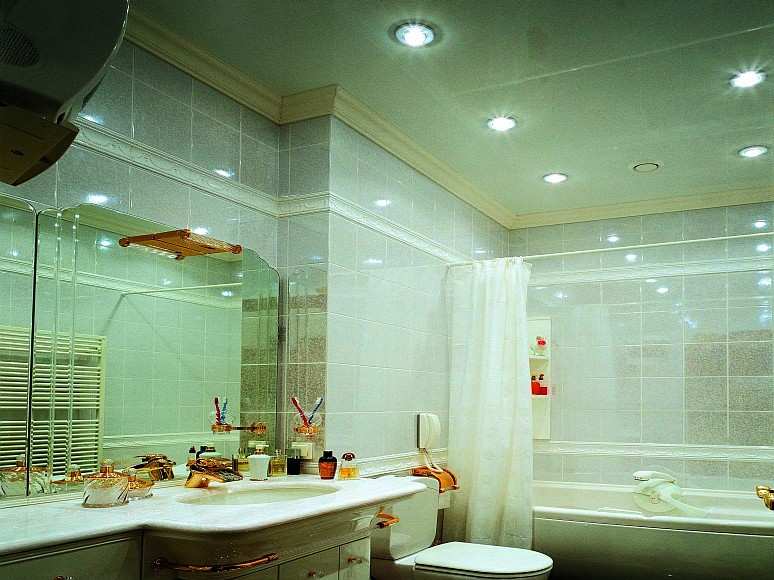 Натяжной глянцевый потолок – чистота и простор в вашей ванной