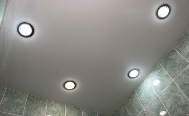 Точечные светильники в натяжном потолке