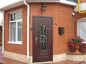 Какие установить уличные двери для частного дома: конструкция, наполнение, замки
