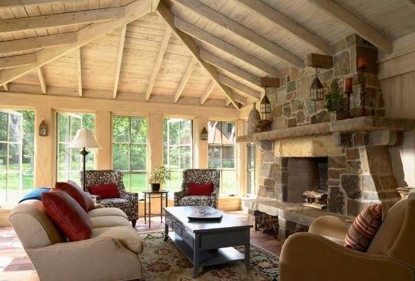 Интерьер зала с камином в частном доме - дизайн из дерева и камня