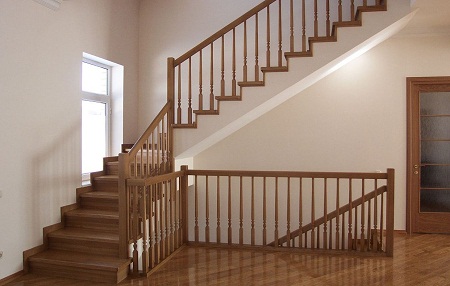 Межэтажные лестницы являются частью дома, поэтому они должны гармонично вписываться в интерьер 