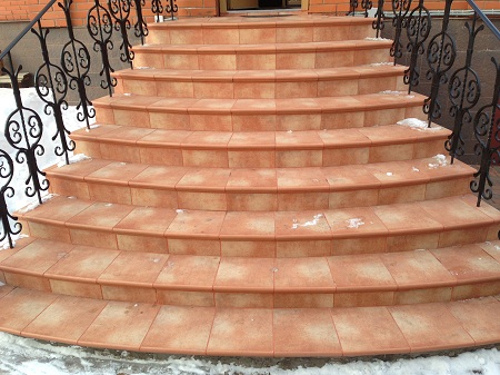 Входные лестницы в дом могут быть изготовлены из различного материала: металла, дерева, камня или бетона 