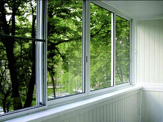 Для обустройства балкона многие предпочитают использовать практичные и надежные алюминиевые окна 