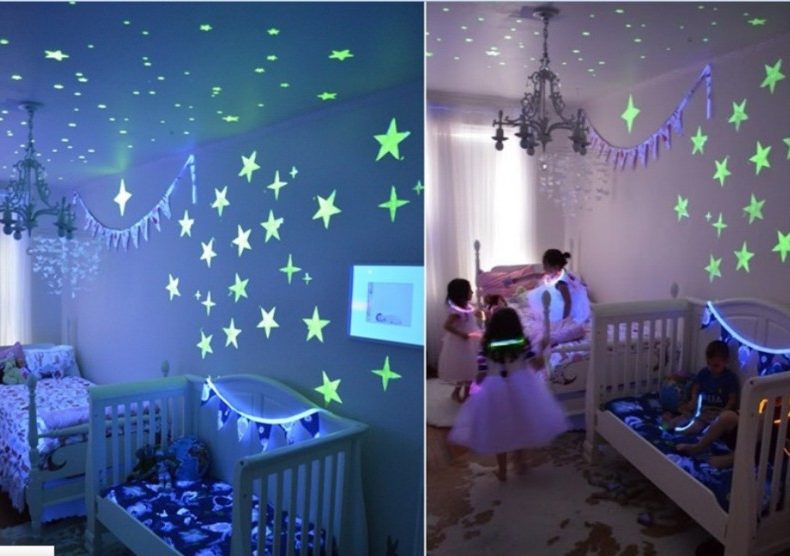 Фотолюминисцентные-наклейеки-на-потолке-и-стенах-в-интерьере-детской