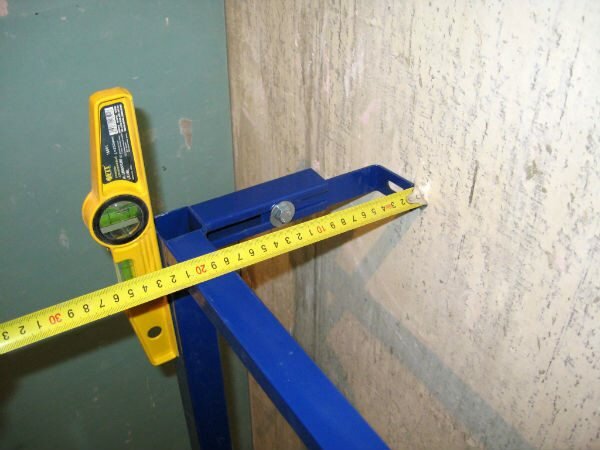 Специальная конструкция позволяет регулировать отступ от стены, а контроль за ровным расположением проводится с использованием уровня