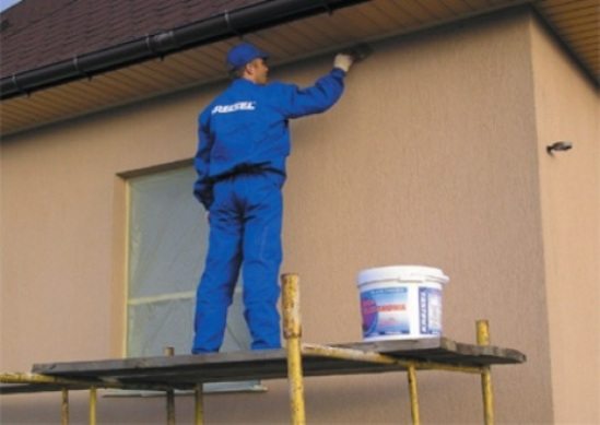 Фото процесса окрашивания дома акрилатной краской