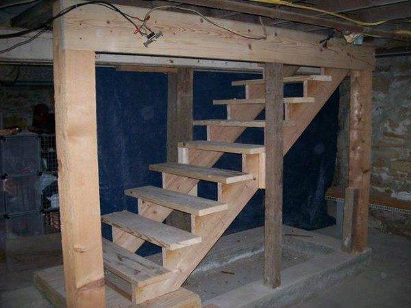 Строительство деревянной лестницы ведущей в подвальное помещение.