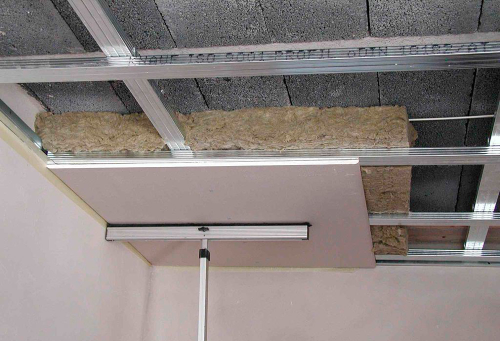 Гипсокартонный потолок со звукоизоляцией и утеплением